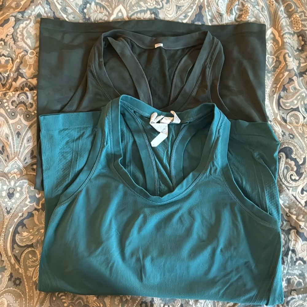 2 Athleta Momentum tanks size M
